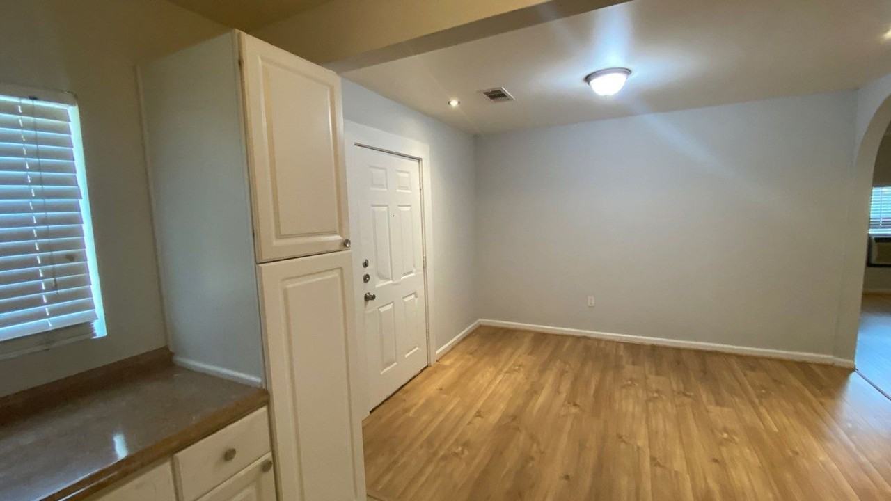 1918 Oleander Dr - Photo 4 of 20