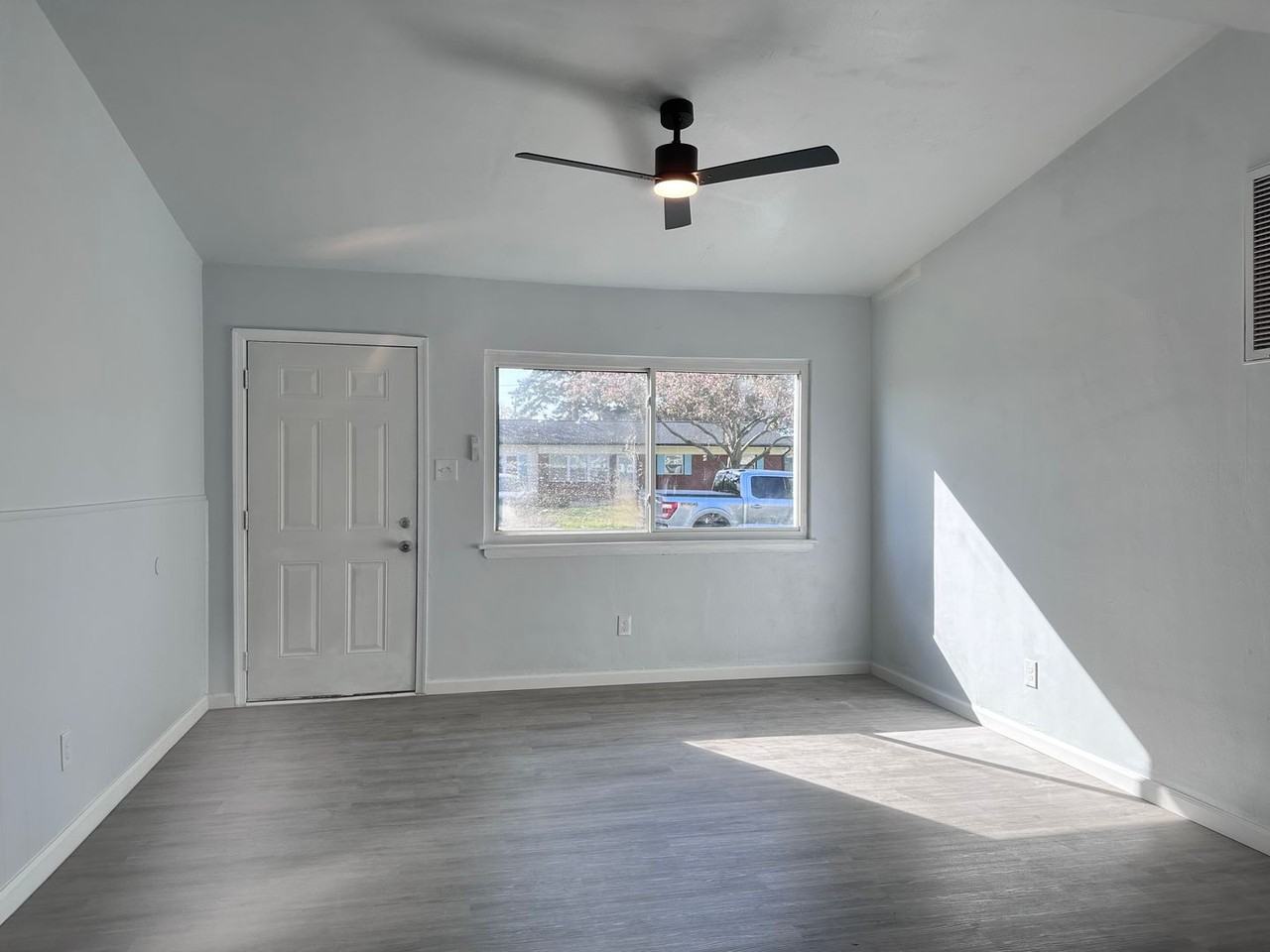 4952 Paine Ln - Photo 3 of 17