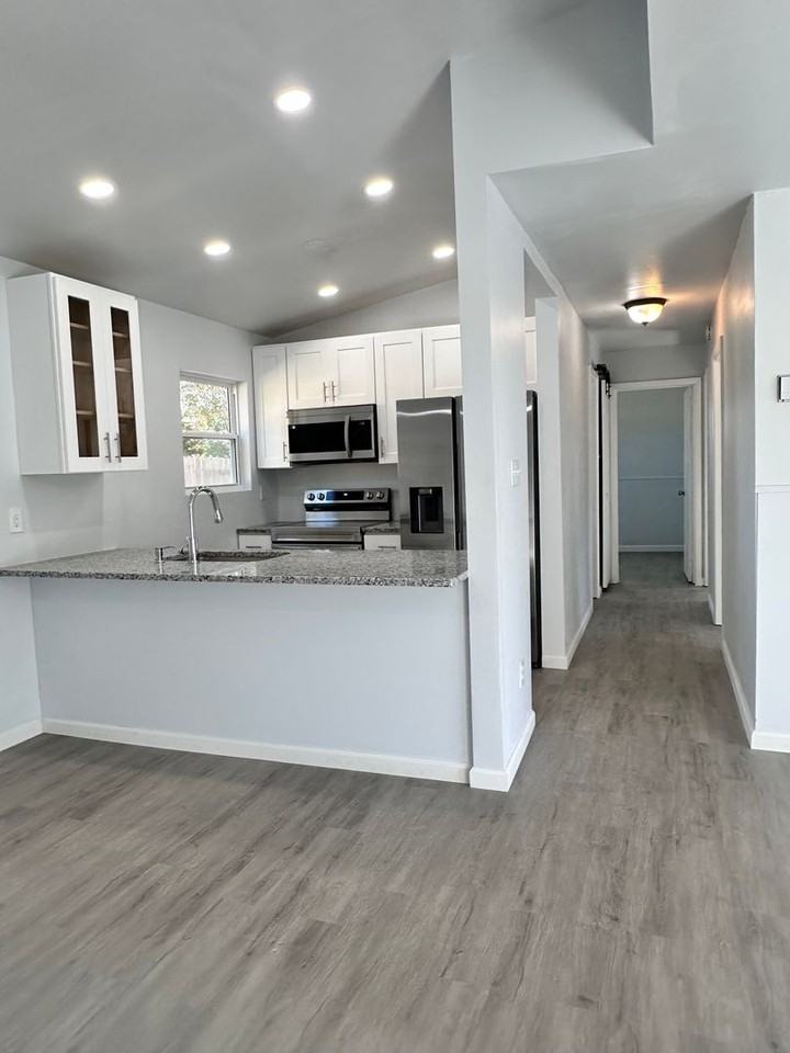 4952 Paine Ln - Photo 4 of 17