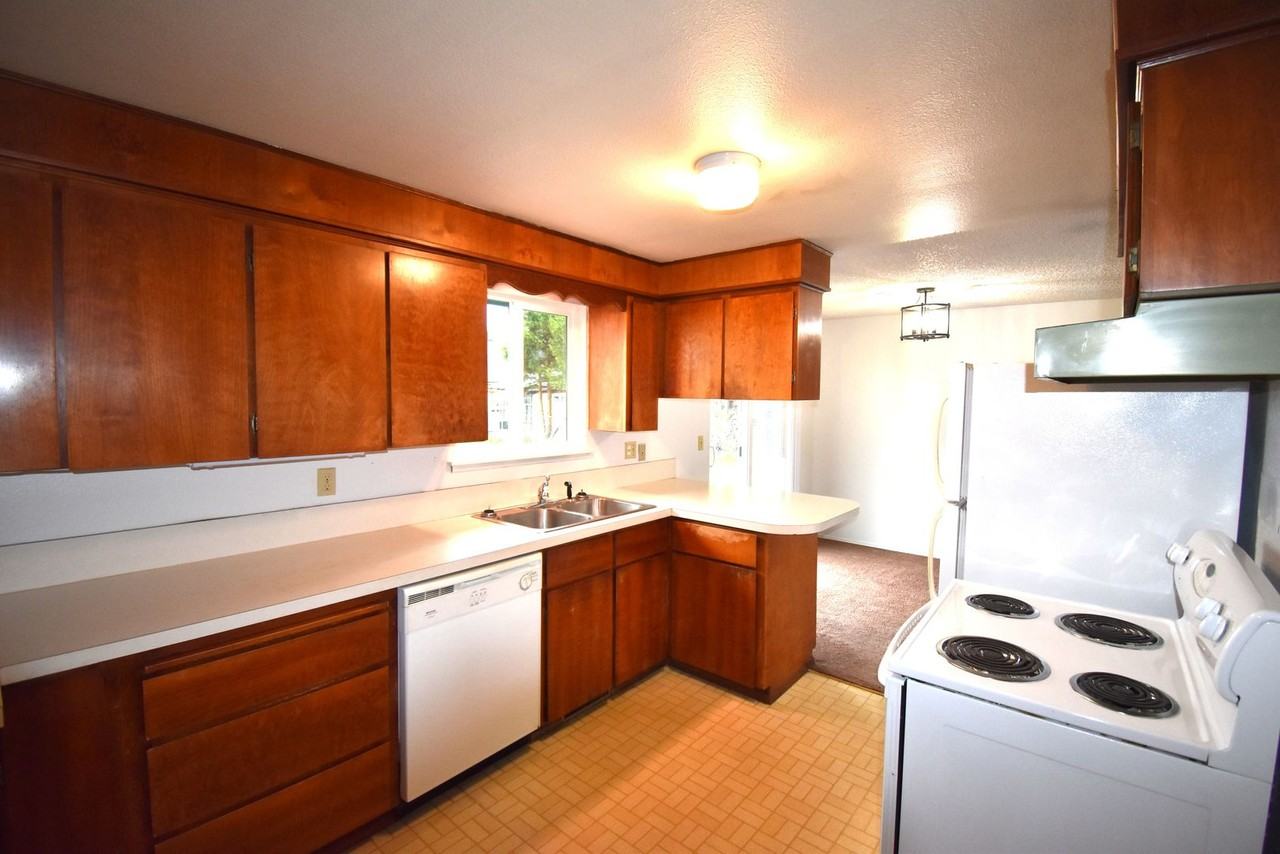 865 E St - Photo 3 of 15