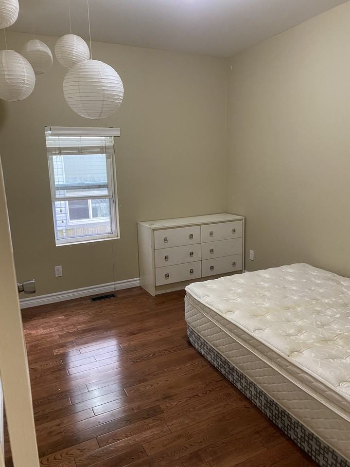 Beverley St & College St - Photo 2 of 8