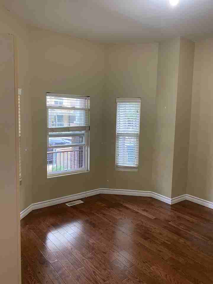 Beverley St & College St - Photo 4 of 8