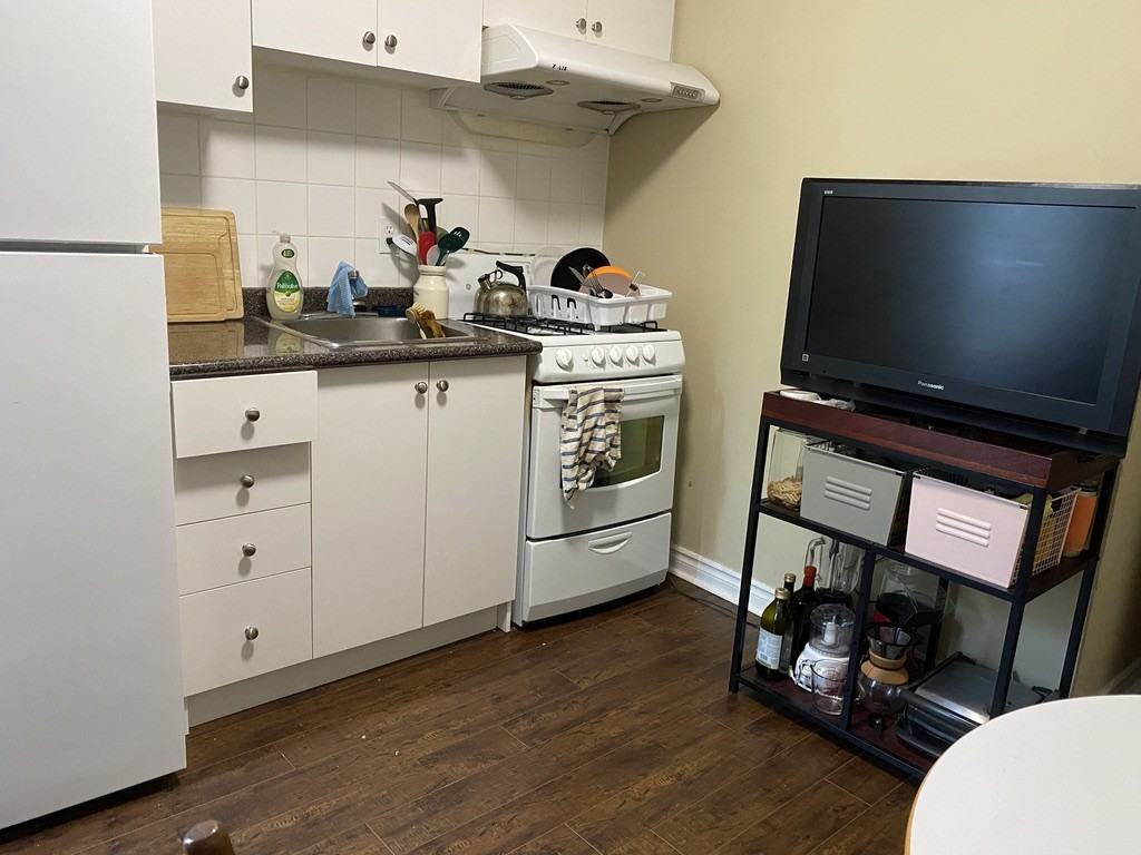 Spadina Ave. & Nassau St - Photo 5 of 9