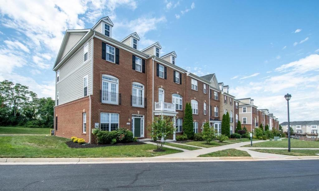 20916 Houseman Ter - Photo 2 of 30