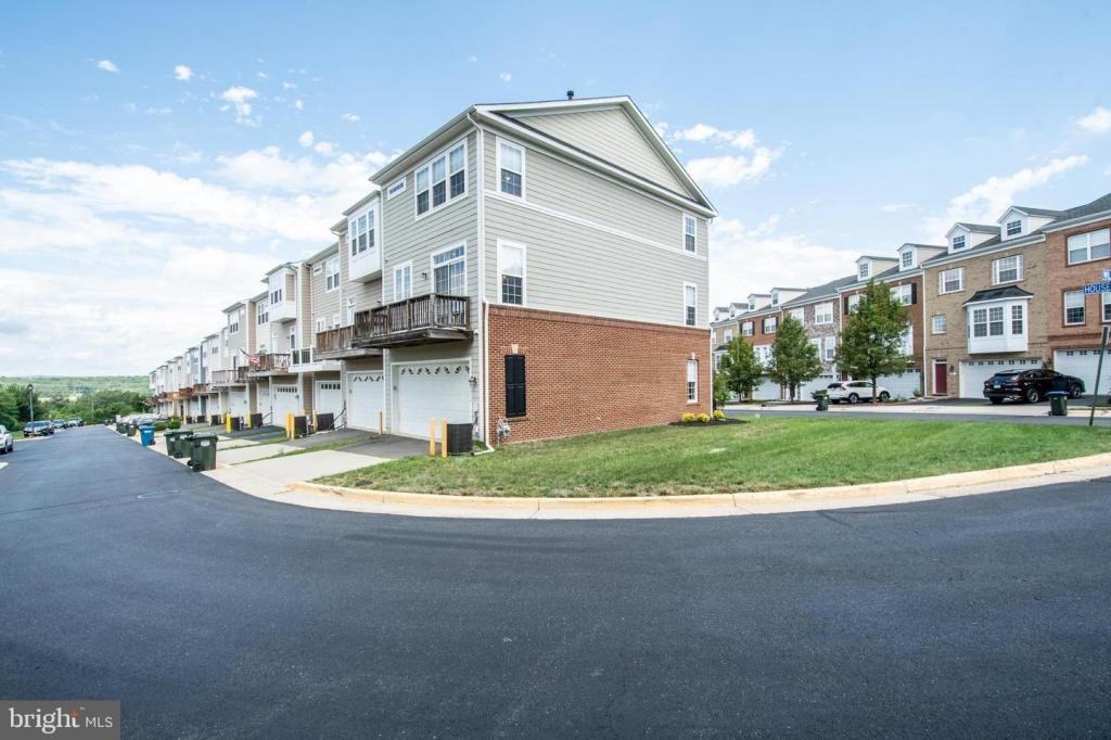 20916 Houseman Ter - Photo 3 of 30