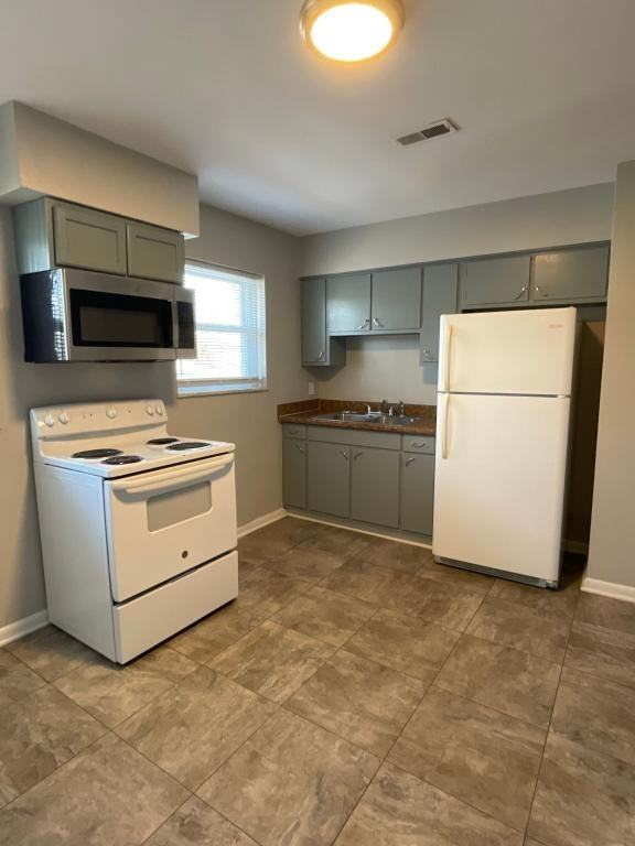 1409 Mcdonald Ave - Photo 5 of 17