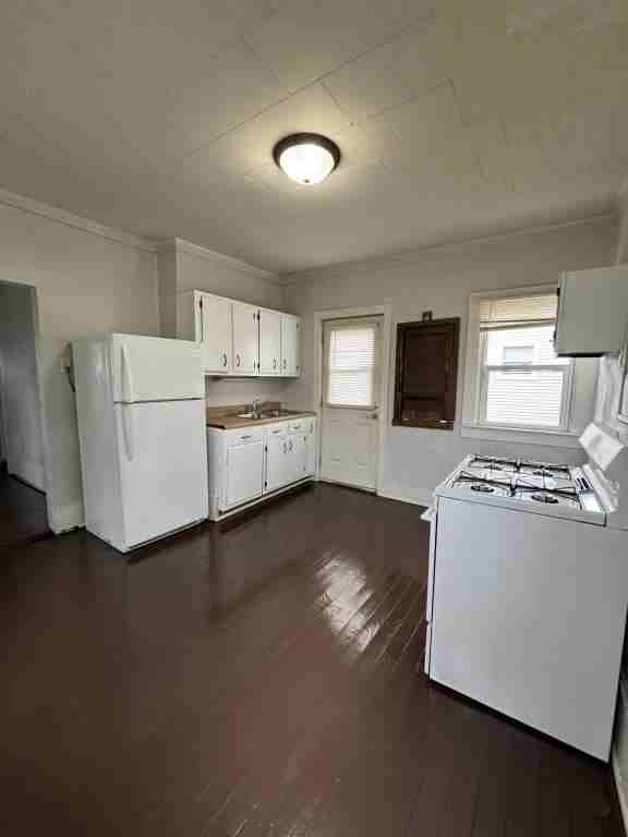 215 S Scott St - Photo 2 of 4