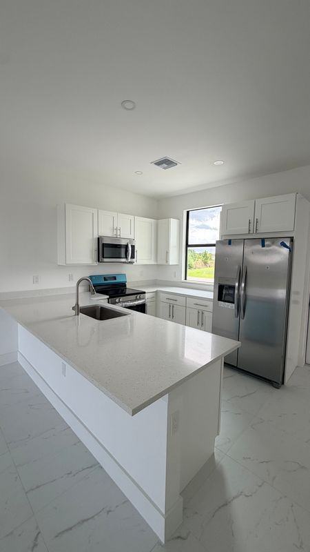 1118 Capetown Ave - Photo 3 of 10