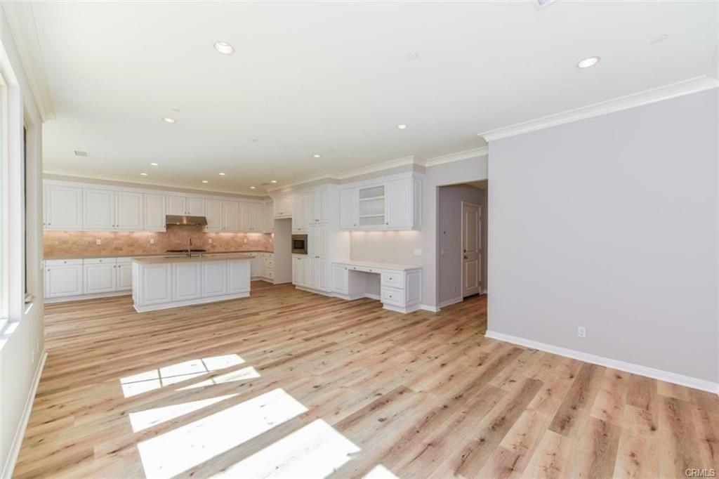 99 Bianco - Photo 4 of 29