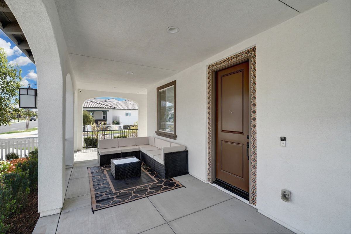 296 Wisteria St - Photo 4 of 40