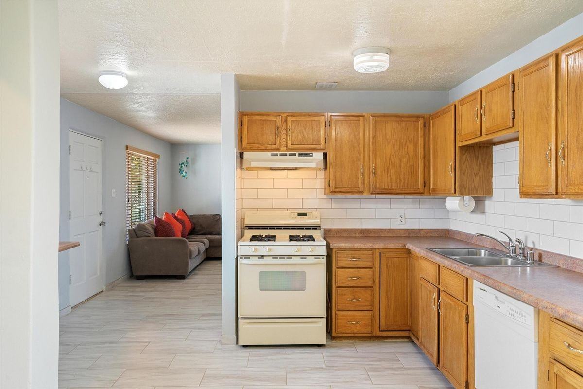 1512 Spence Ave Se - Photo 4 of 14