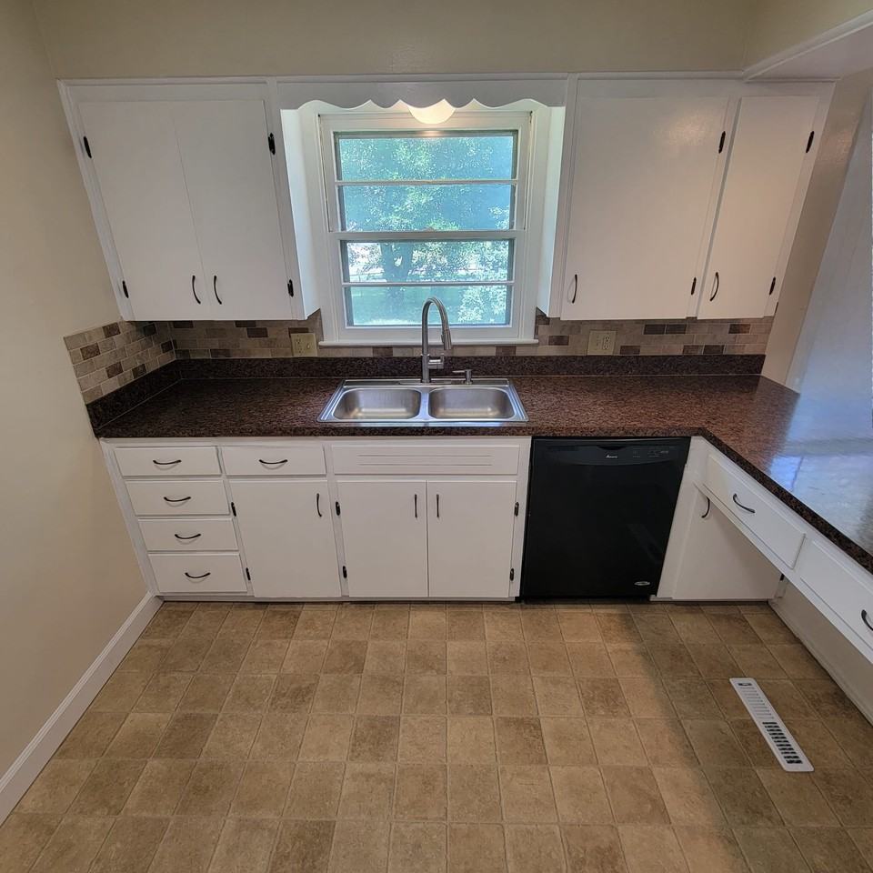 2145 Mitchell St - Photo 4 of 17