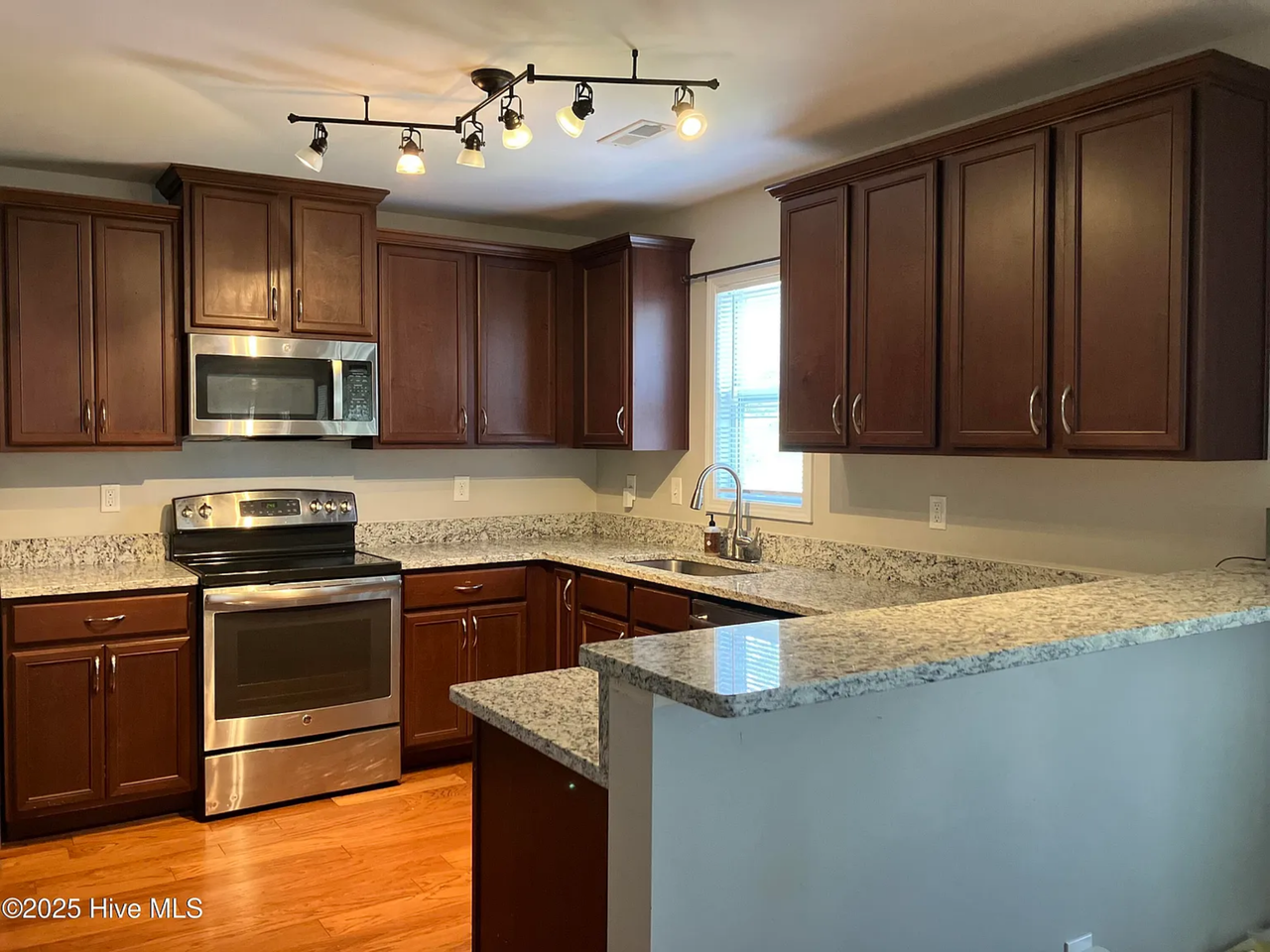 1044 Slater Way - Photo 6 of 21