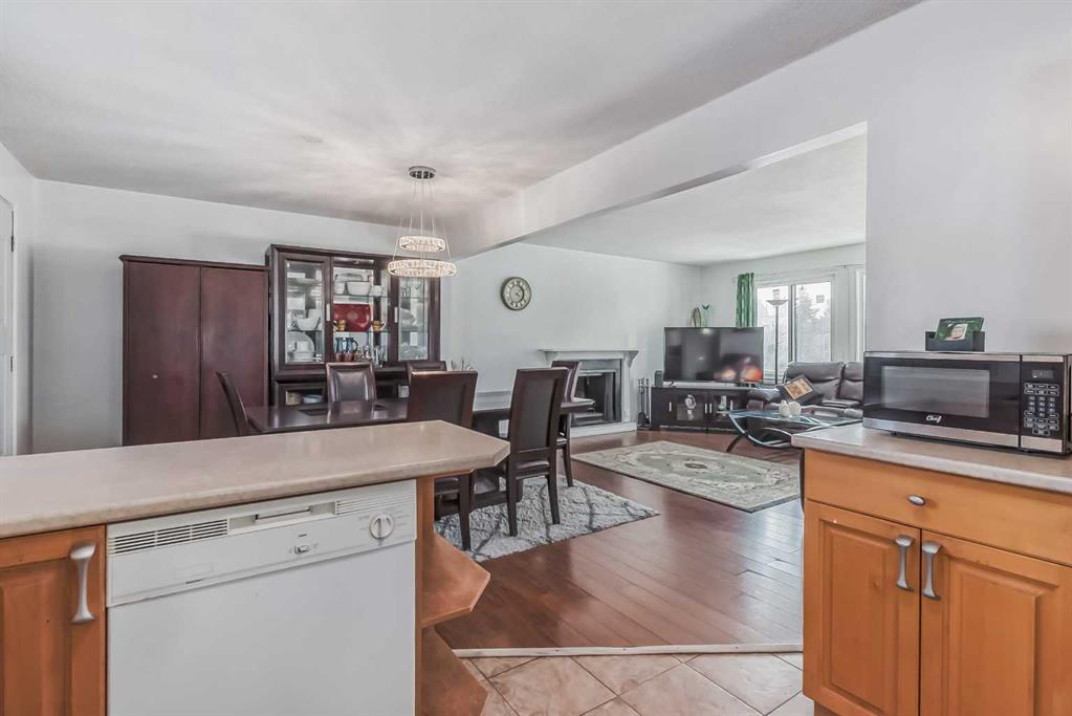 2402 50 St Ne - Photo 7 of 14