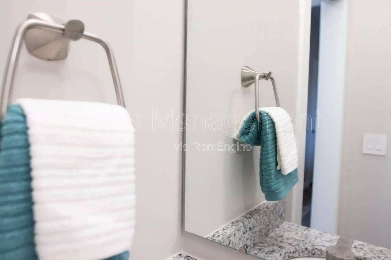 411 W Mcpherson Ave #303 - Photo 4 of 34