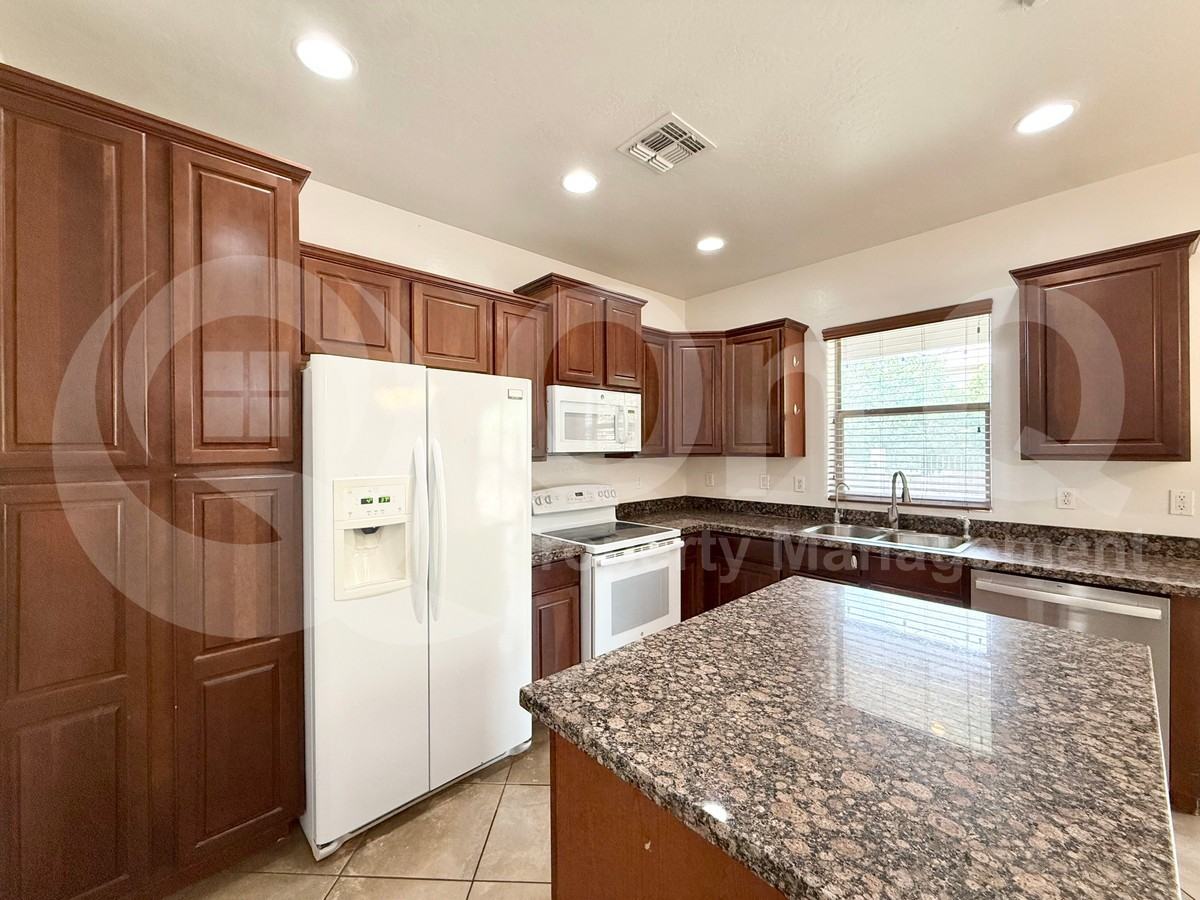 15832 N 74th Ave - Photo 6 of 50