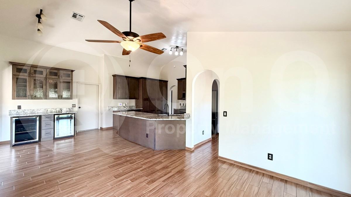 601 S Kenwood Ln - Photo 6 of 21