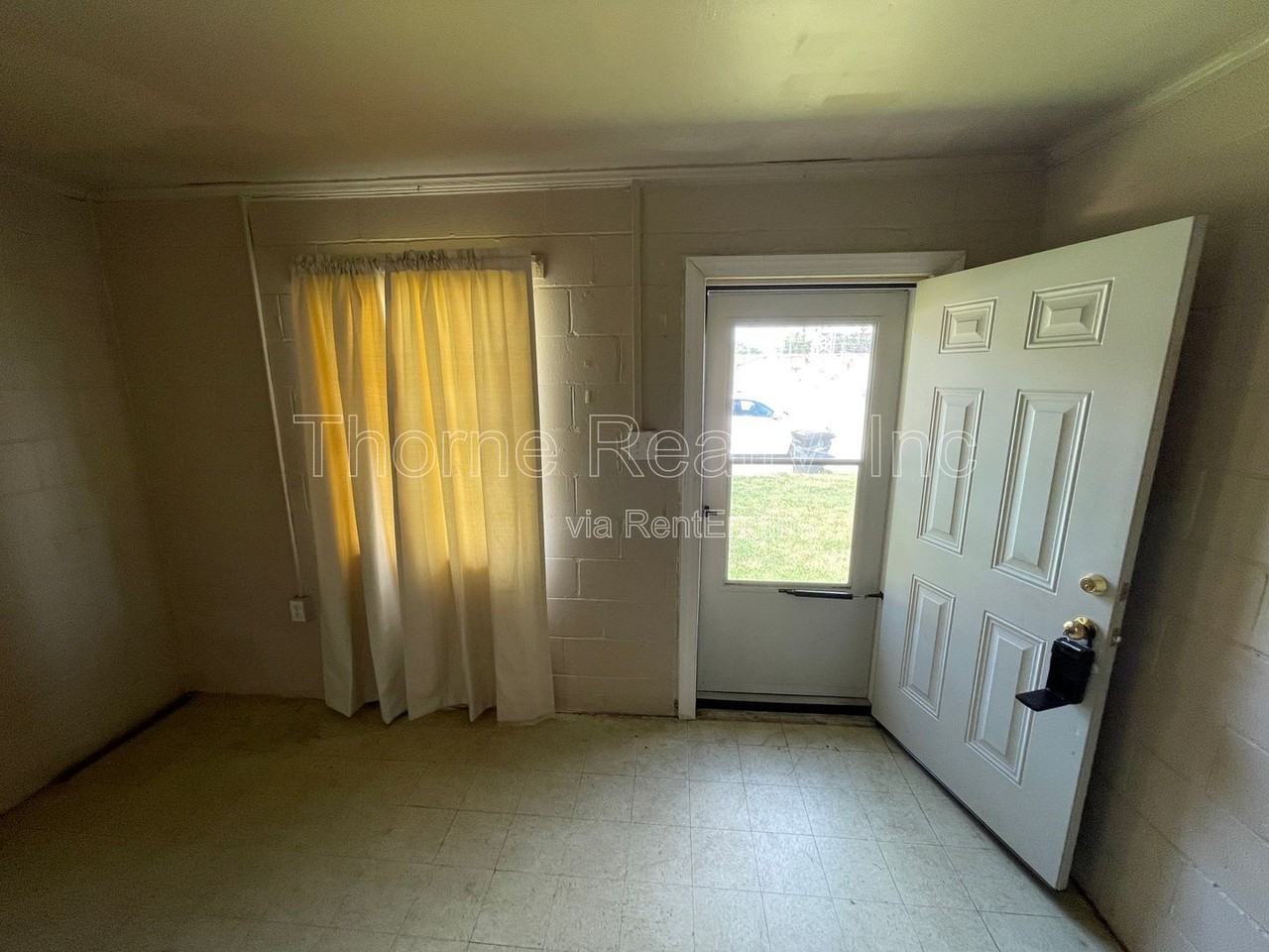 415 Rocky St - Photo 3 of 10