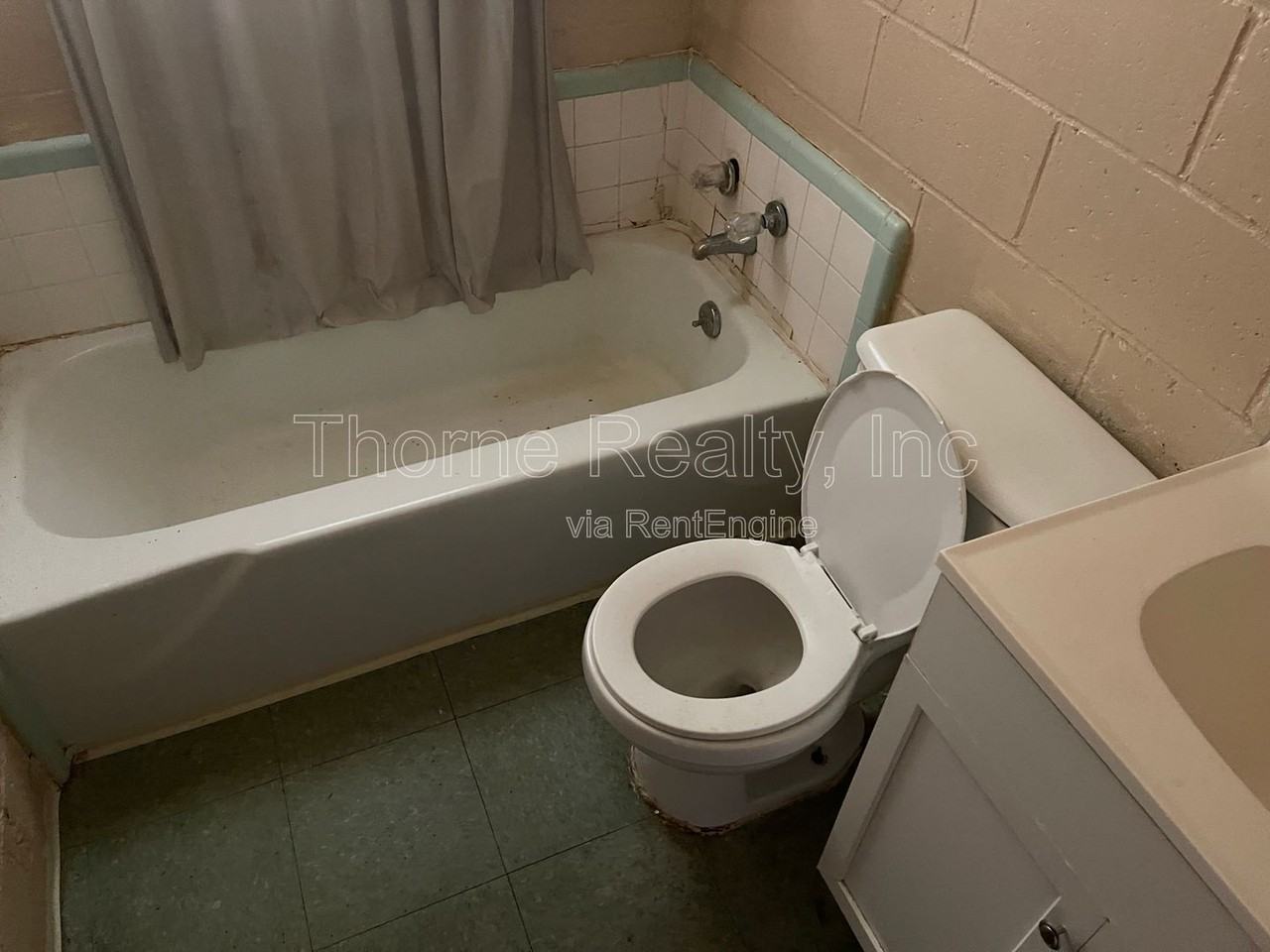 415 Rocky St - Photo 6 of 10