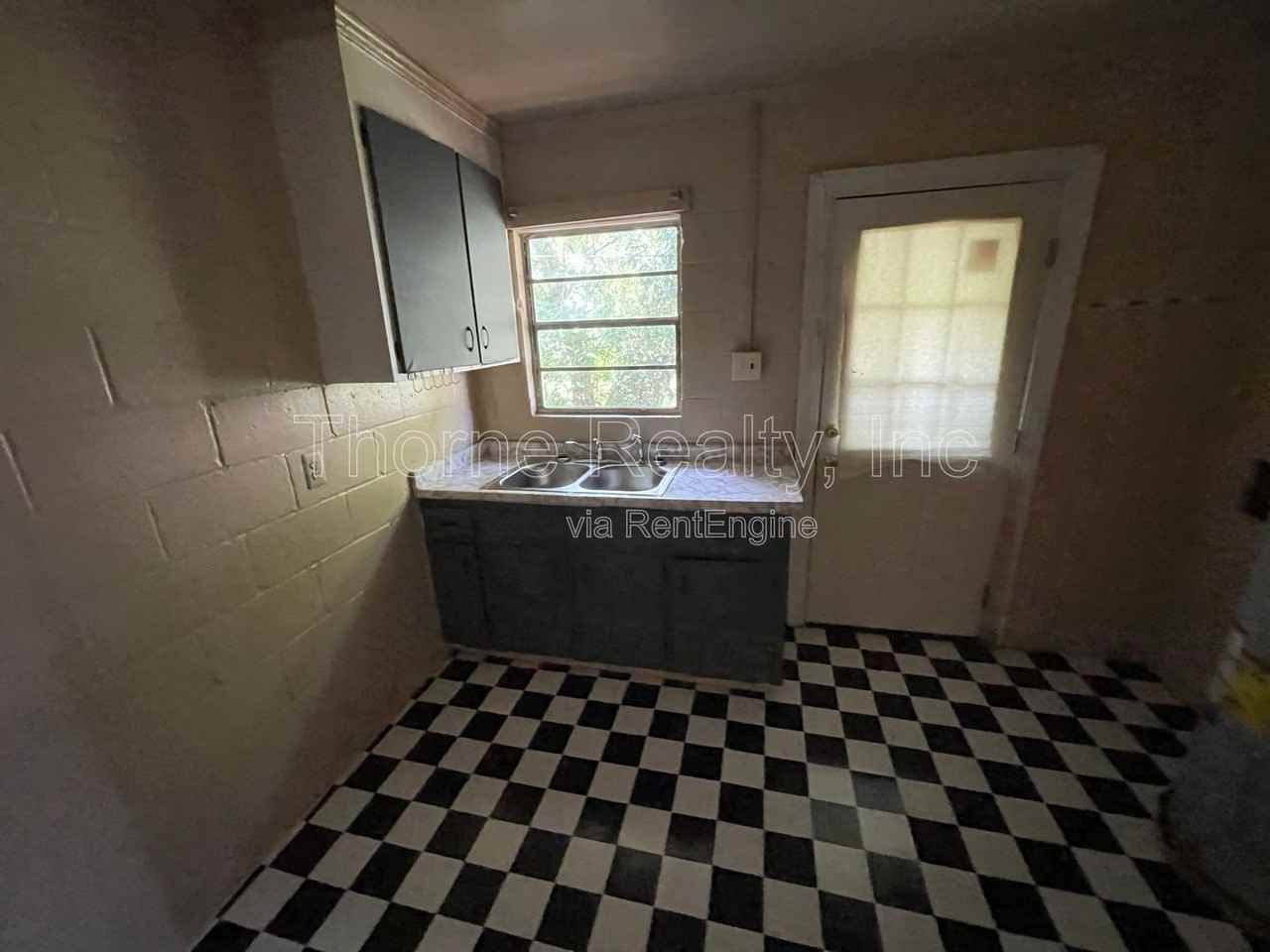 415 Rocky St - Photo 7 of 10