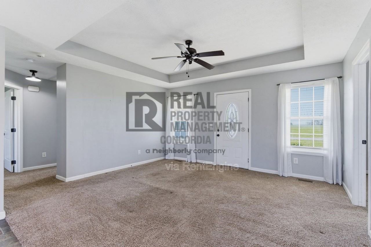 312 Meadows Rd - Photo 4 of 32