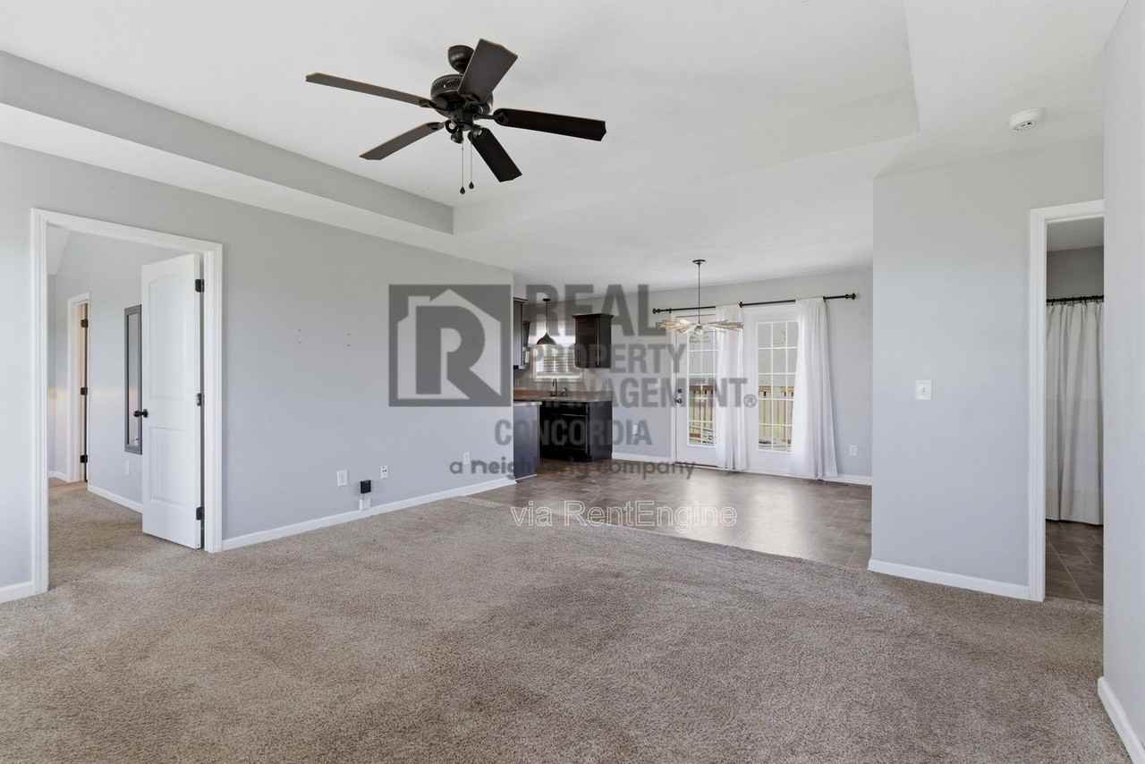 312 Meadows Rd - Photo 5 of 32