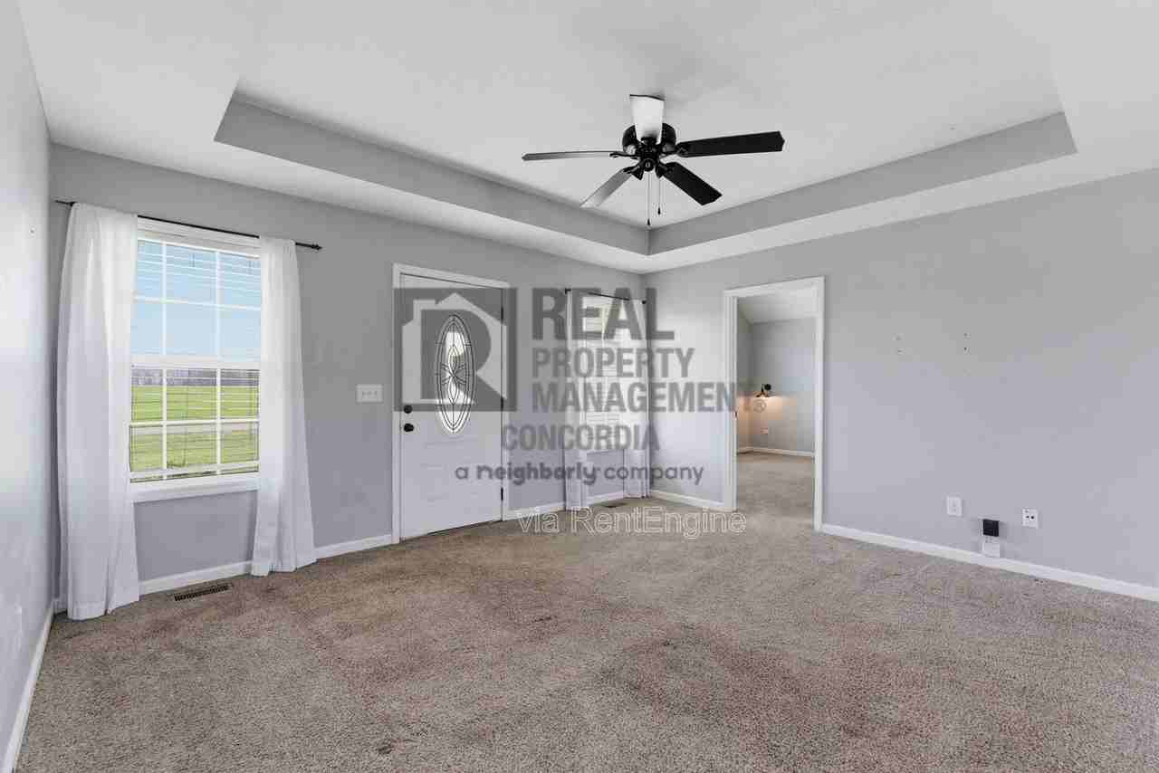 312 Meadows Rd - Photo 6 of 32