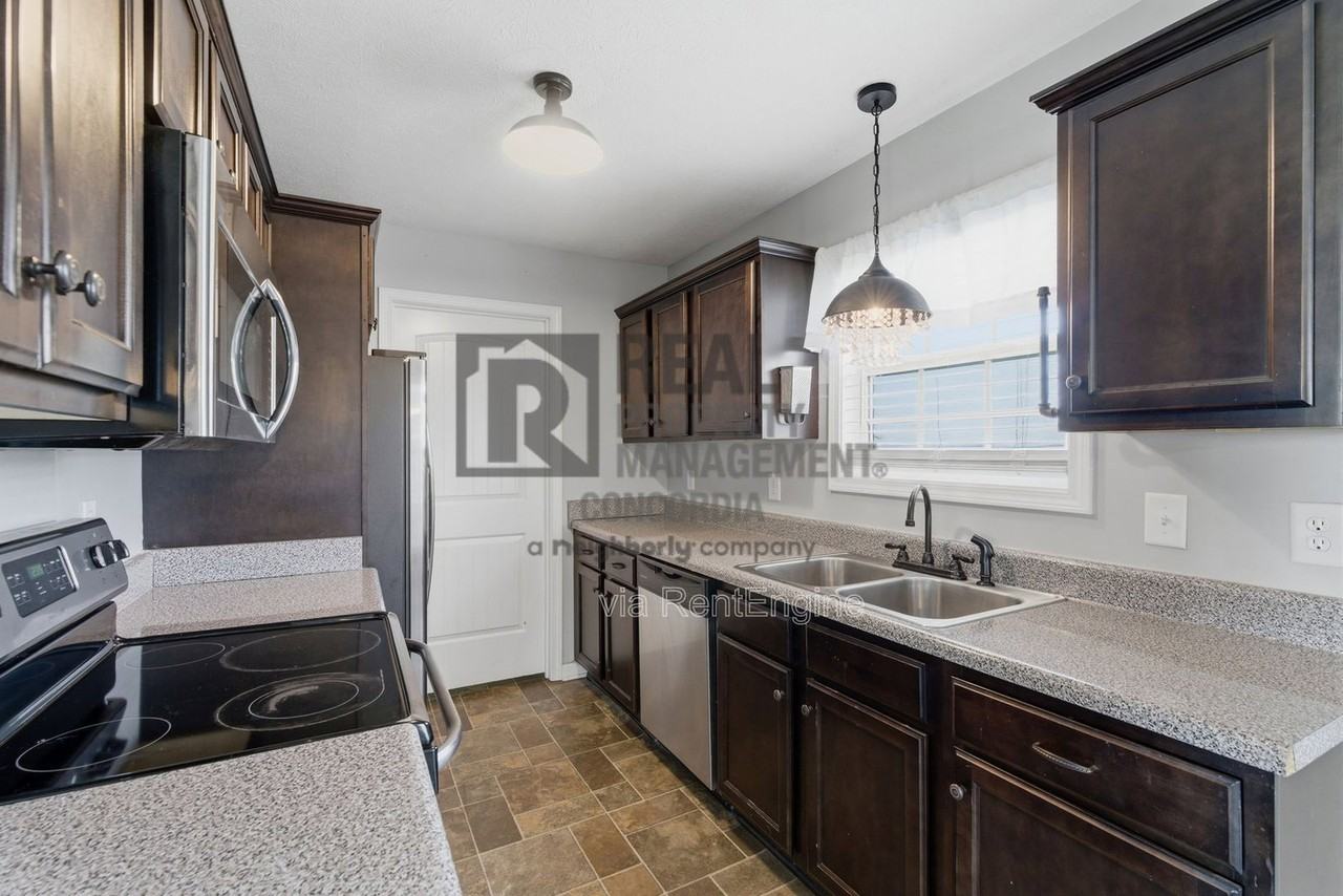 312 Meadows Rd - Photo 7 of 32