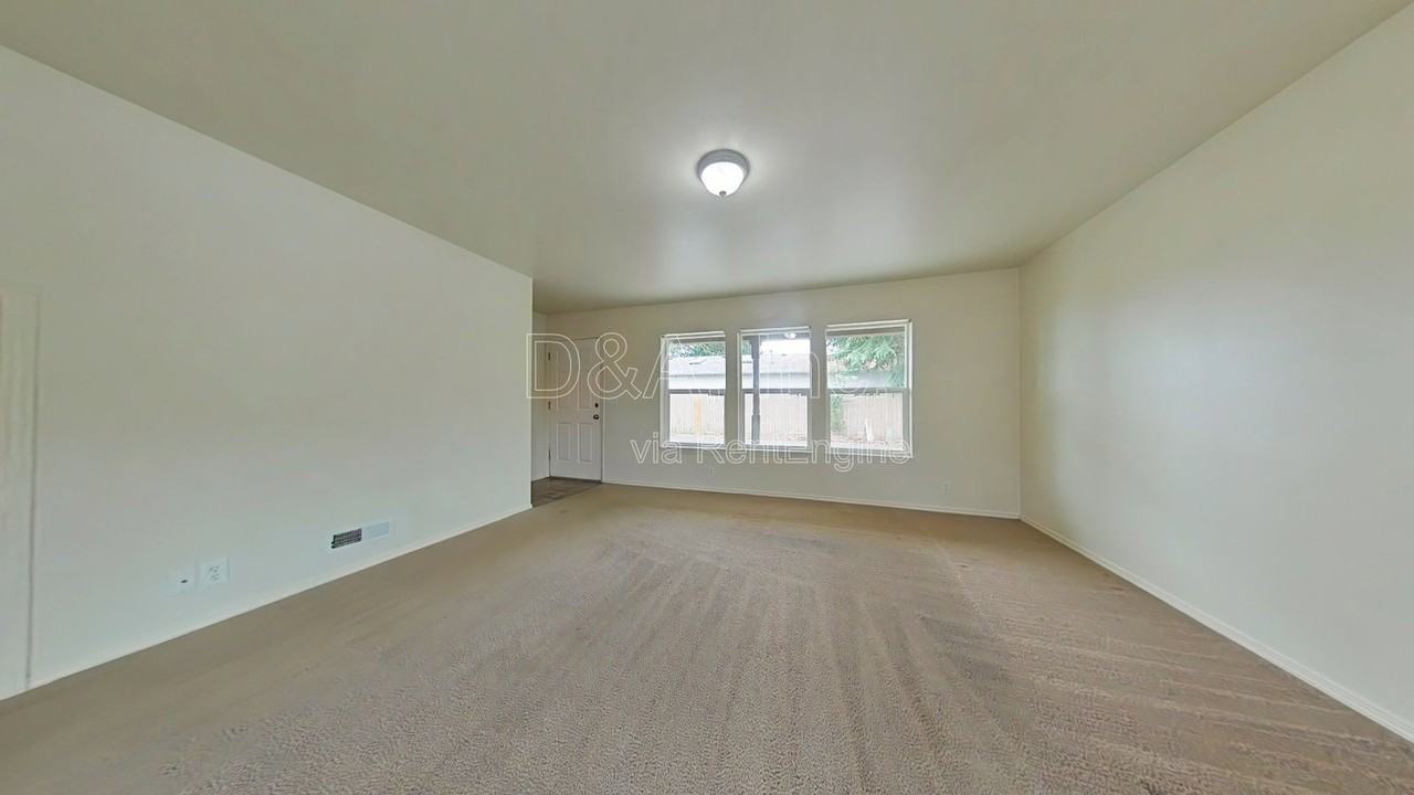 3435 Se 3rd St - Photo 2 of 12