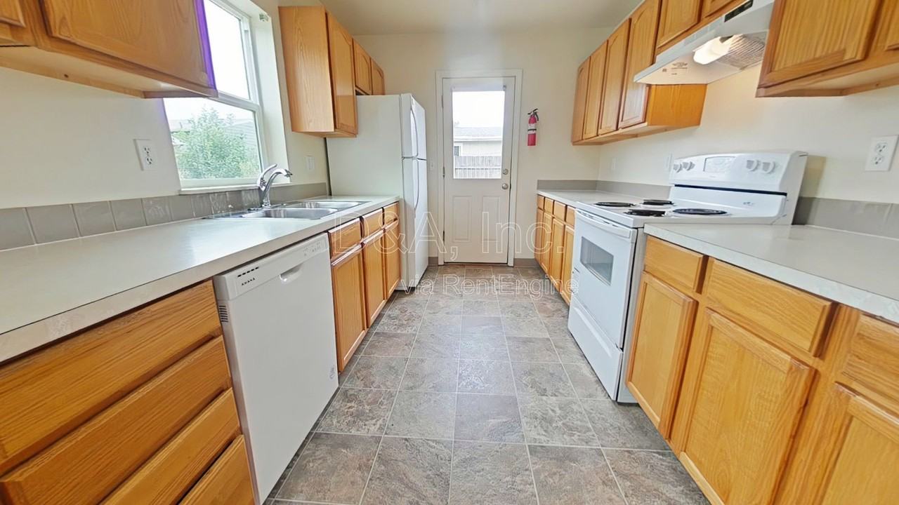 3435 Se 3rd St - Photo 4 of 12