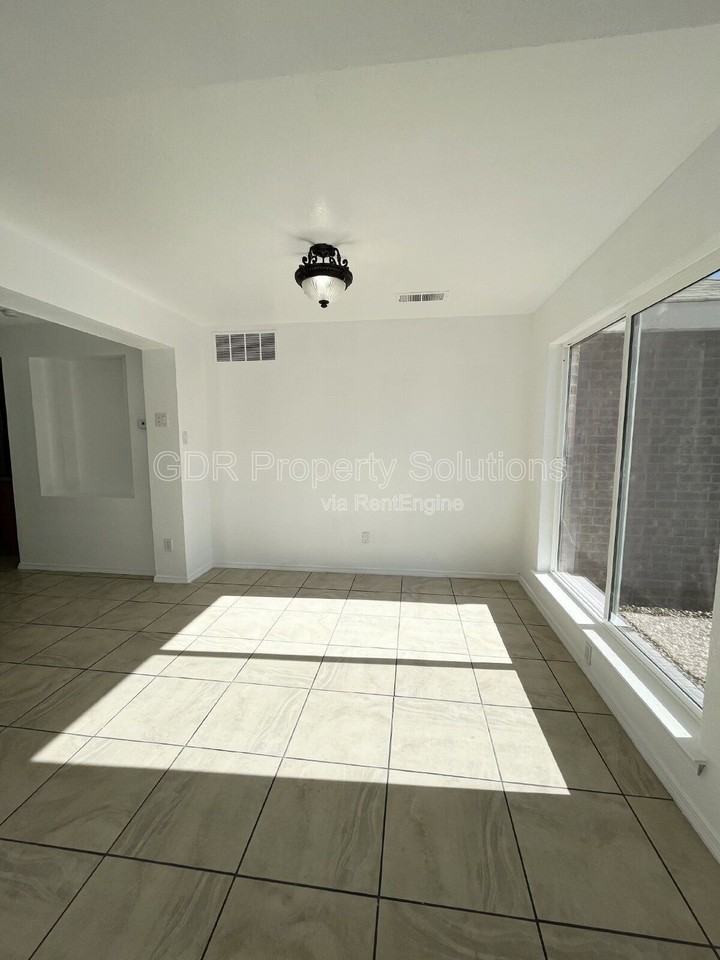 8123 Waterbury Pl Nw - Photo 4 of 38