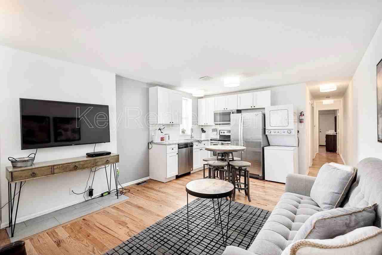 2411 Tremont Pl - Photo 2 of 32