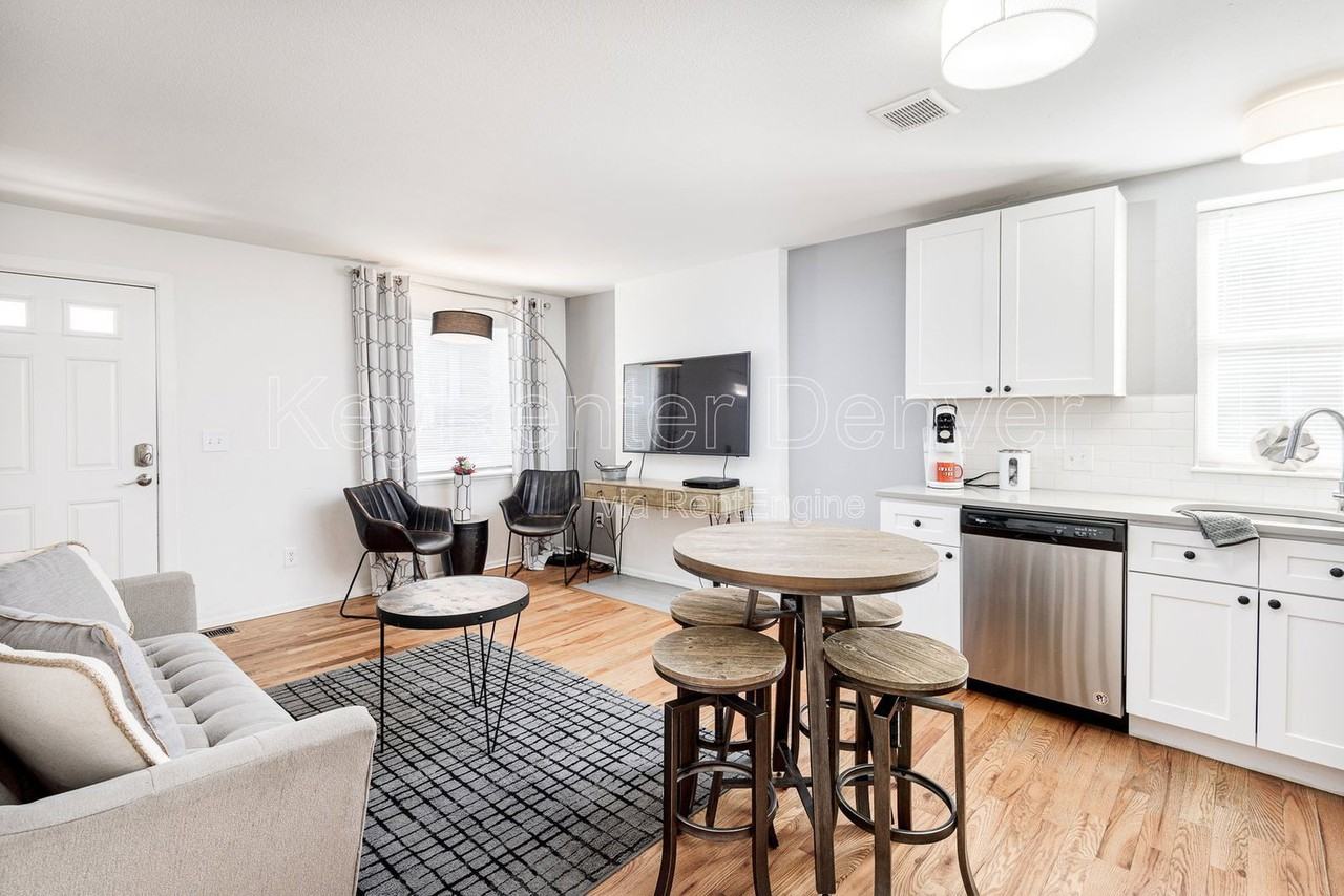 2411 Tremont Pl - Photo 4 of 32