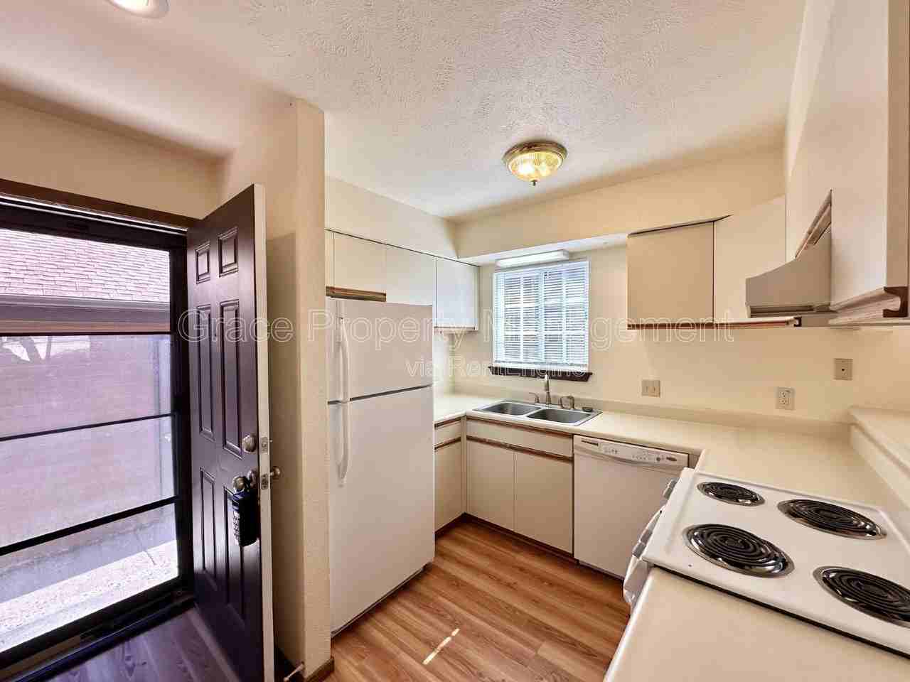 715 Julian Cir - Photo 2 of 21