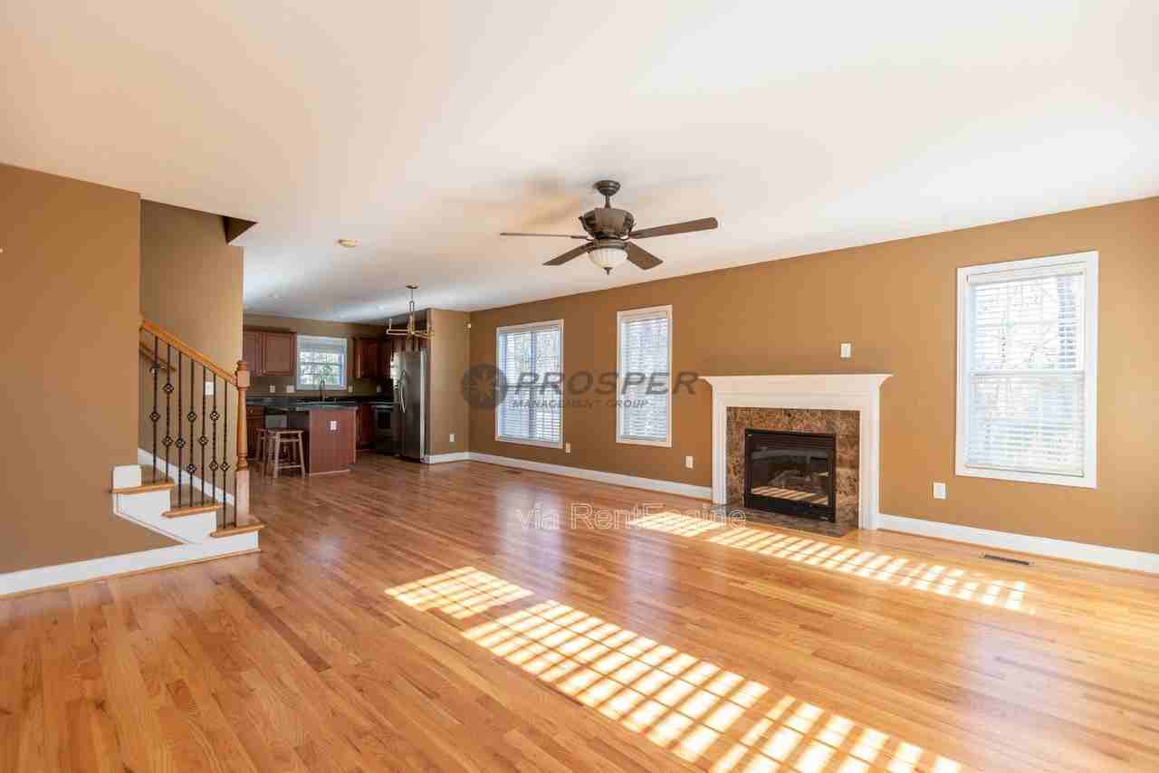 102 Wellington Ave - Photo 3 of 17