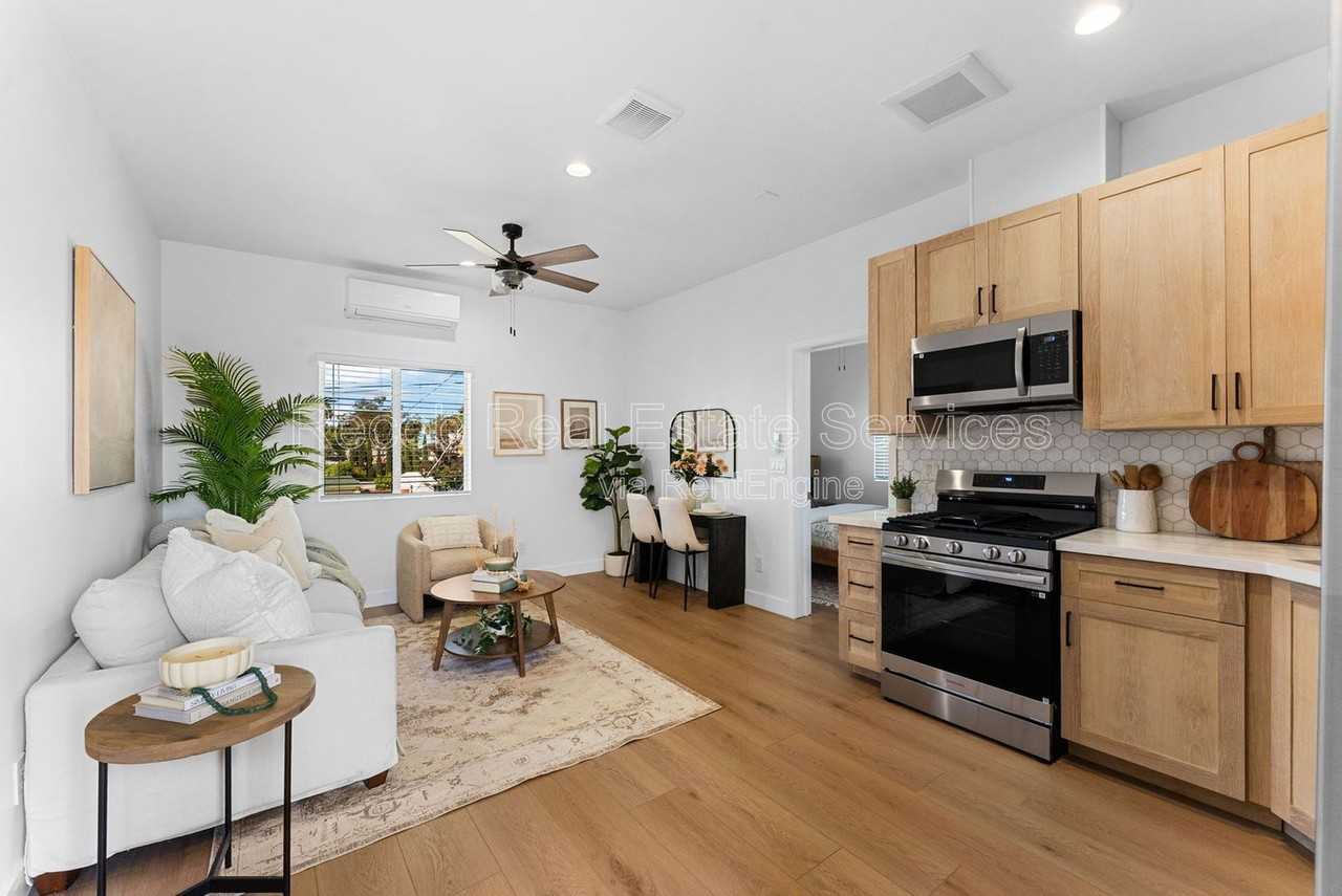 4286 Samoset Ave #5 - Photo 3 of 11