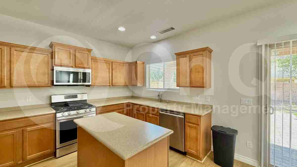 18513 W Mission Ln - Photo 4 of 25