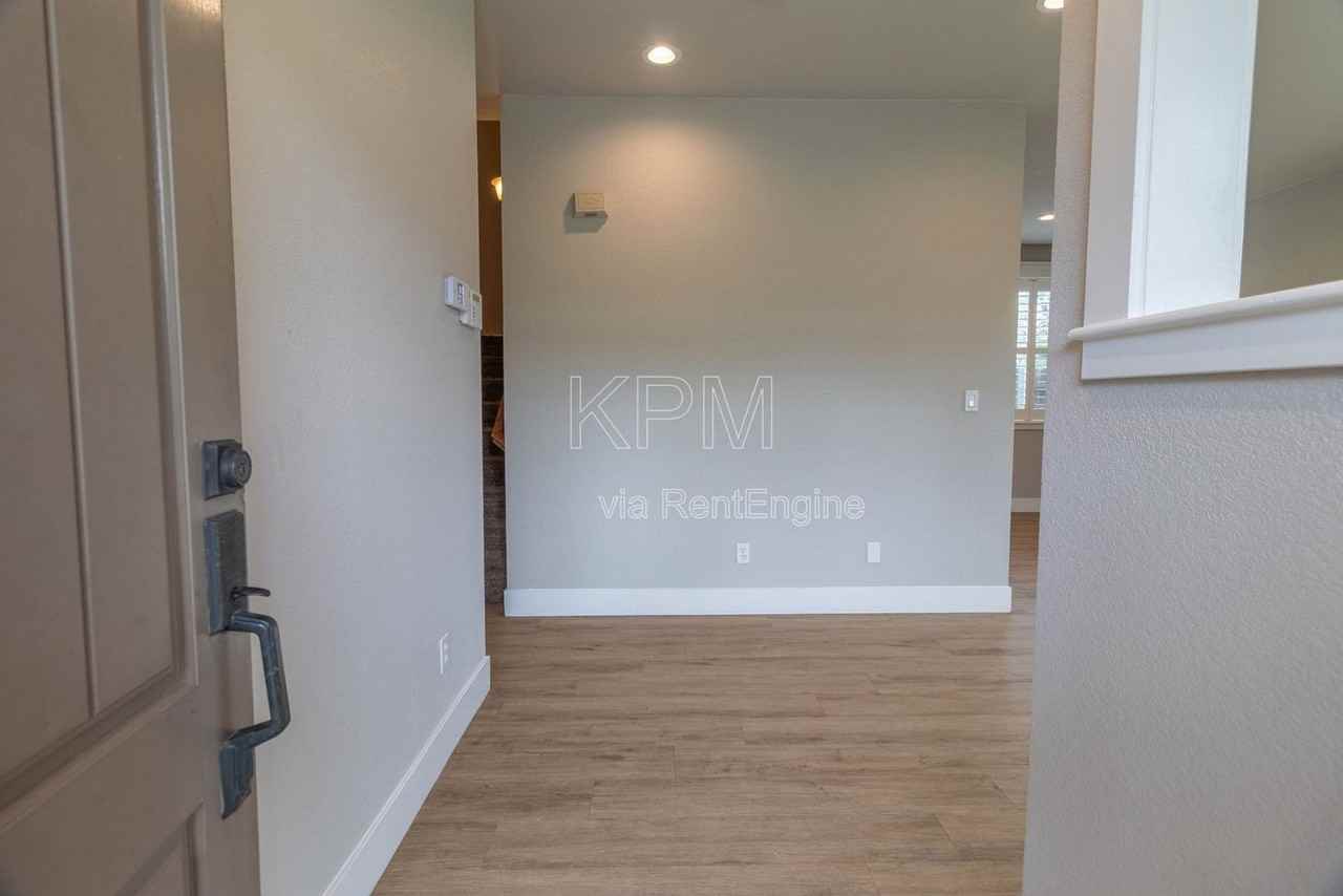 2550 Plymouth Oaks Ct - Photo 3 of 32