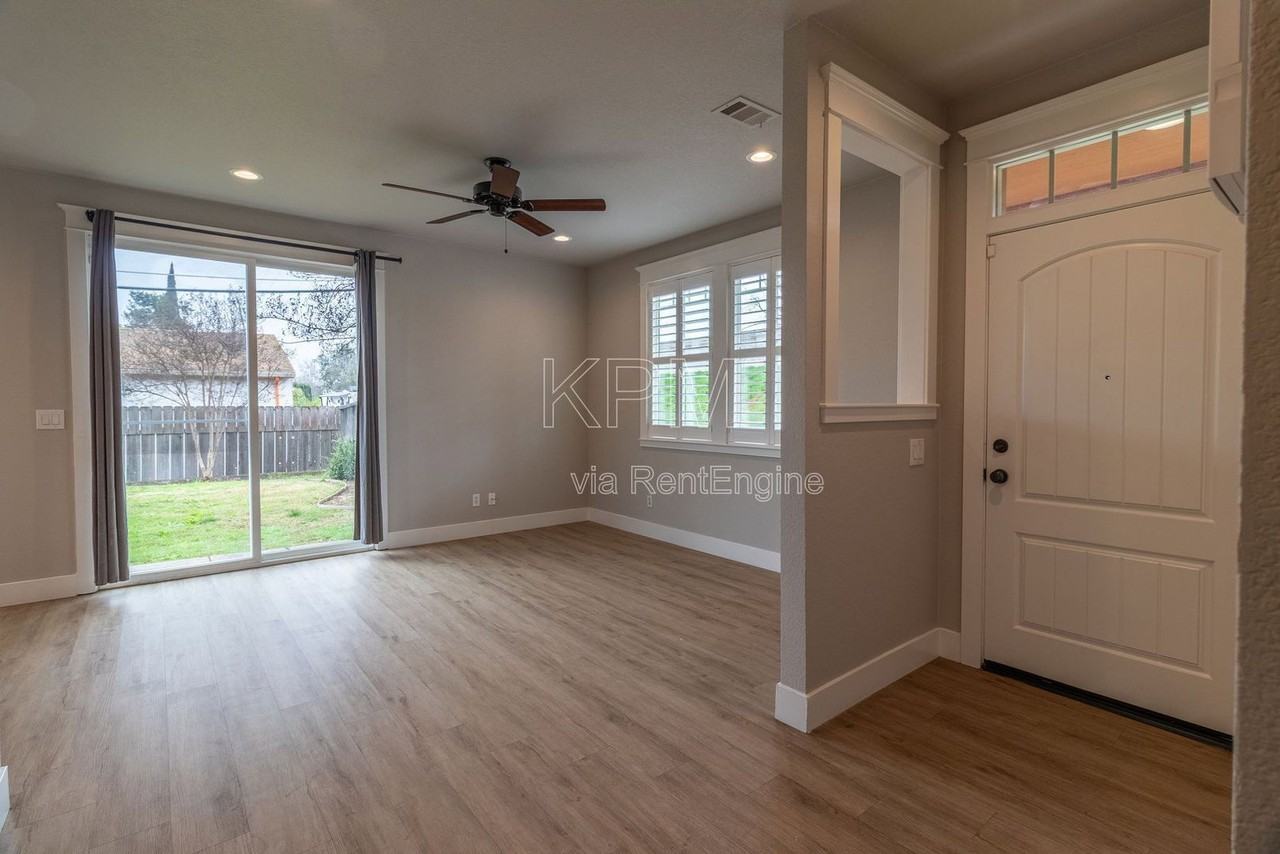 2550 Plymouth Oaks Ct - Photo 4 of 32