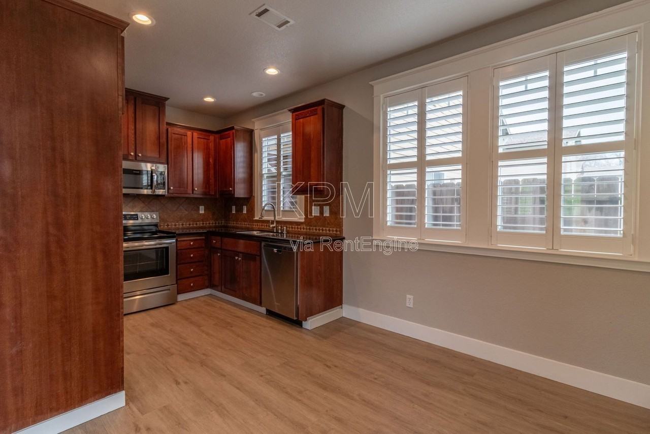 2550 Plymouth Oaks Ct - Photo 7 of 32