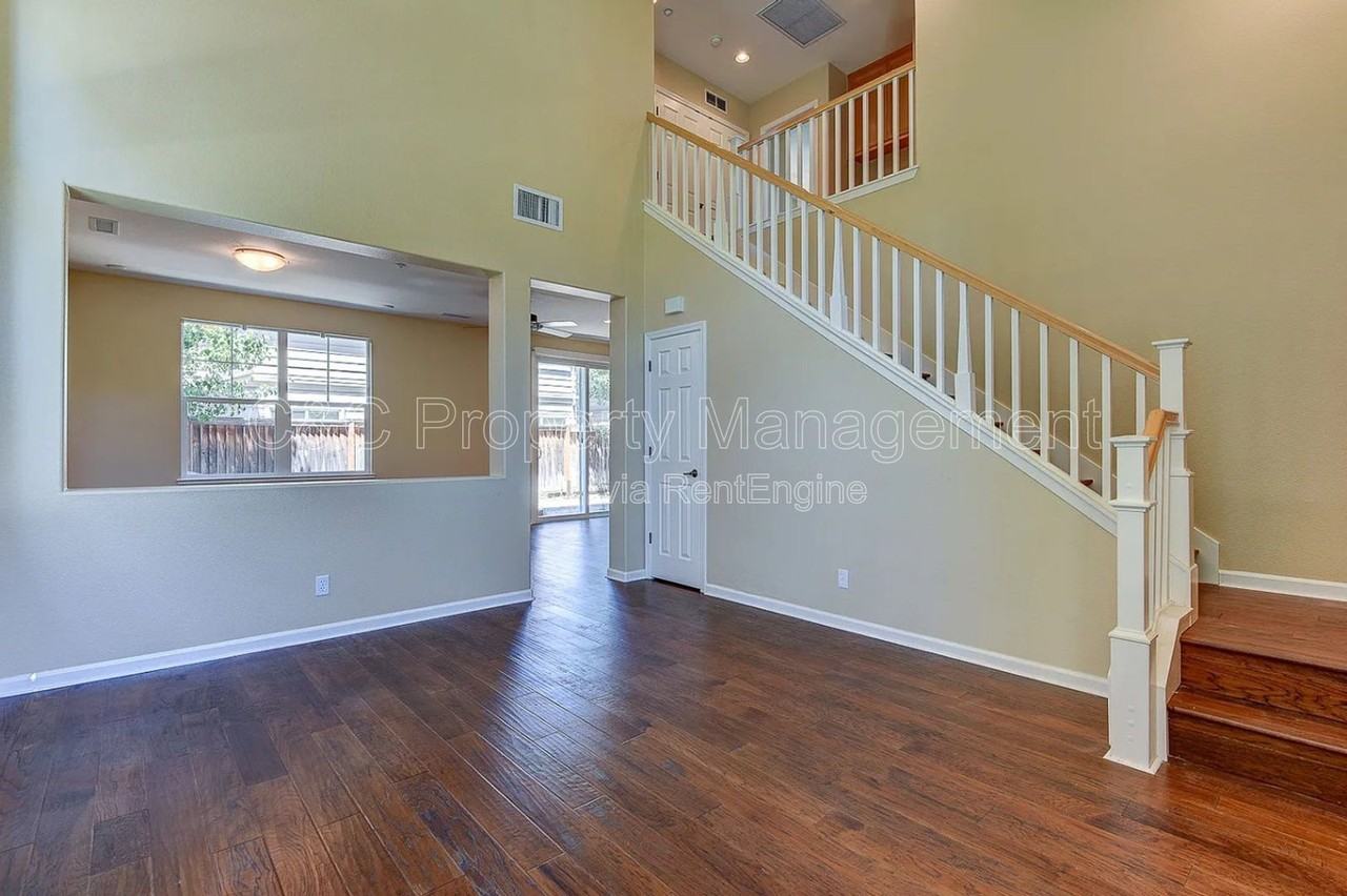 453 Tulip Ct - Photo 2 of 13