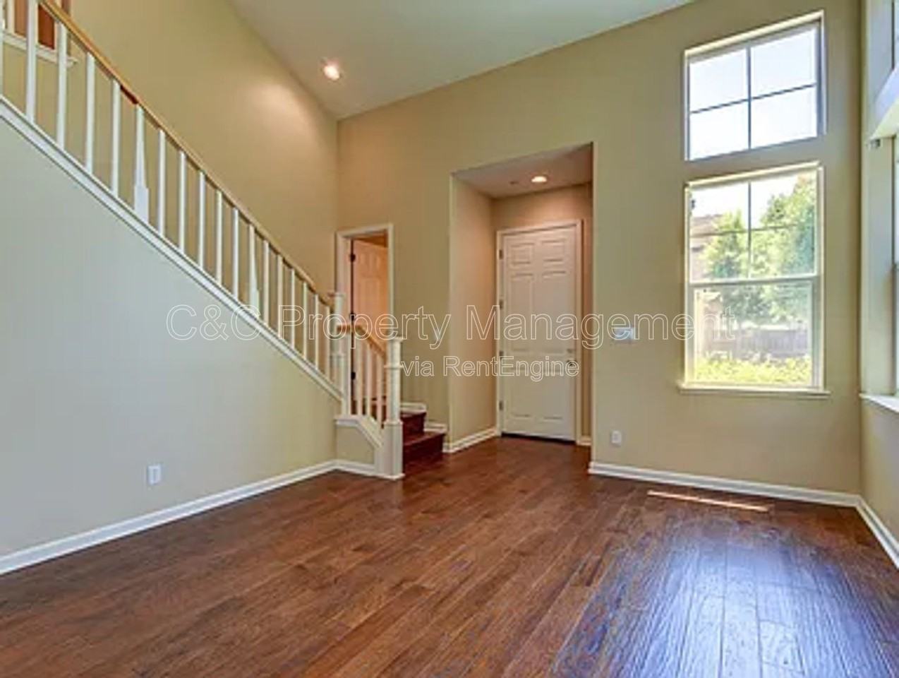 453 Tulip Ct - Photo 3 of 13