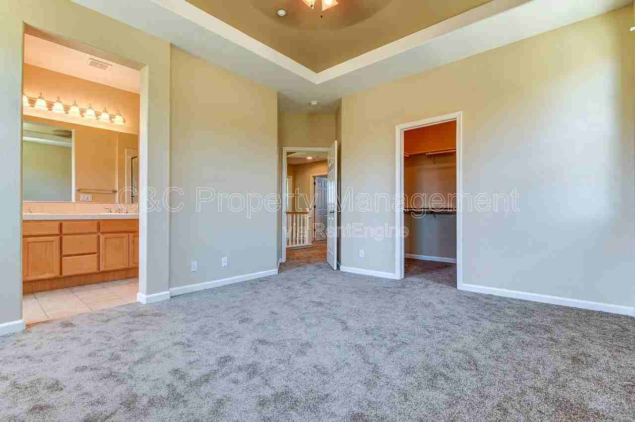 453 Tulip Ct - Photo 7 of 13