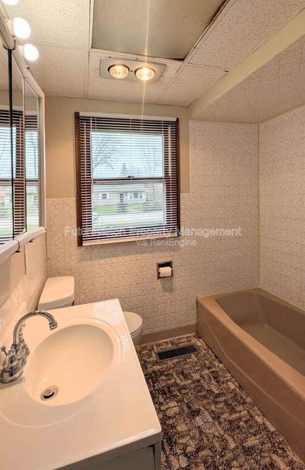 302 Saint Jude Ave - Photo 4 of 7