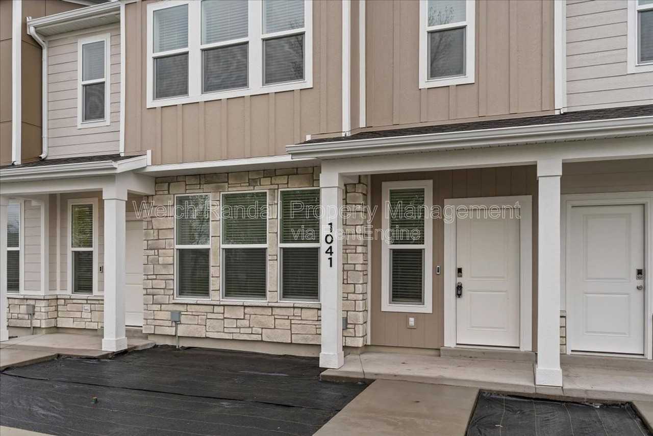 1041 E 200 N - Photo 2 of 33