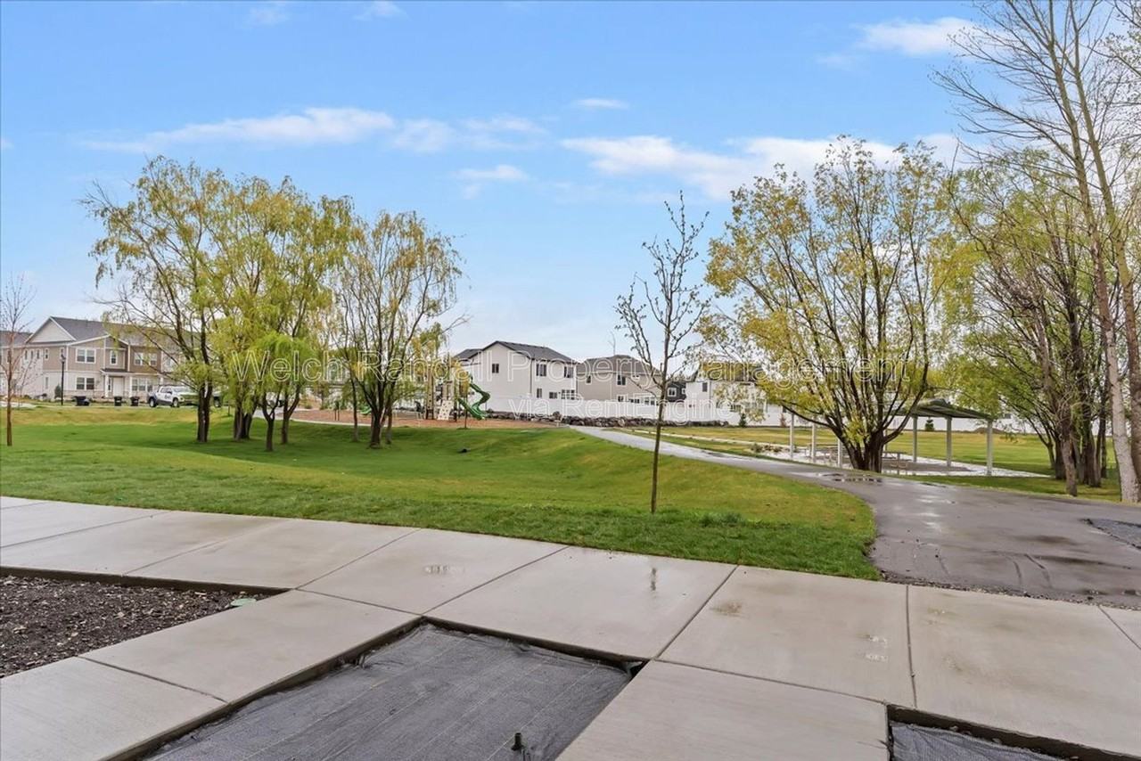 1041 E 200 N - Photo 3 of 33