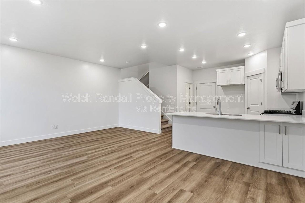 1041 E 200 N - Photo 4 of 33