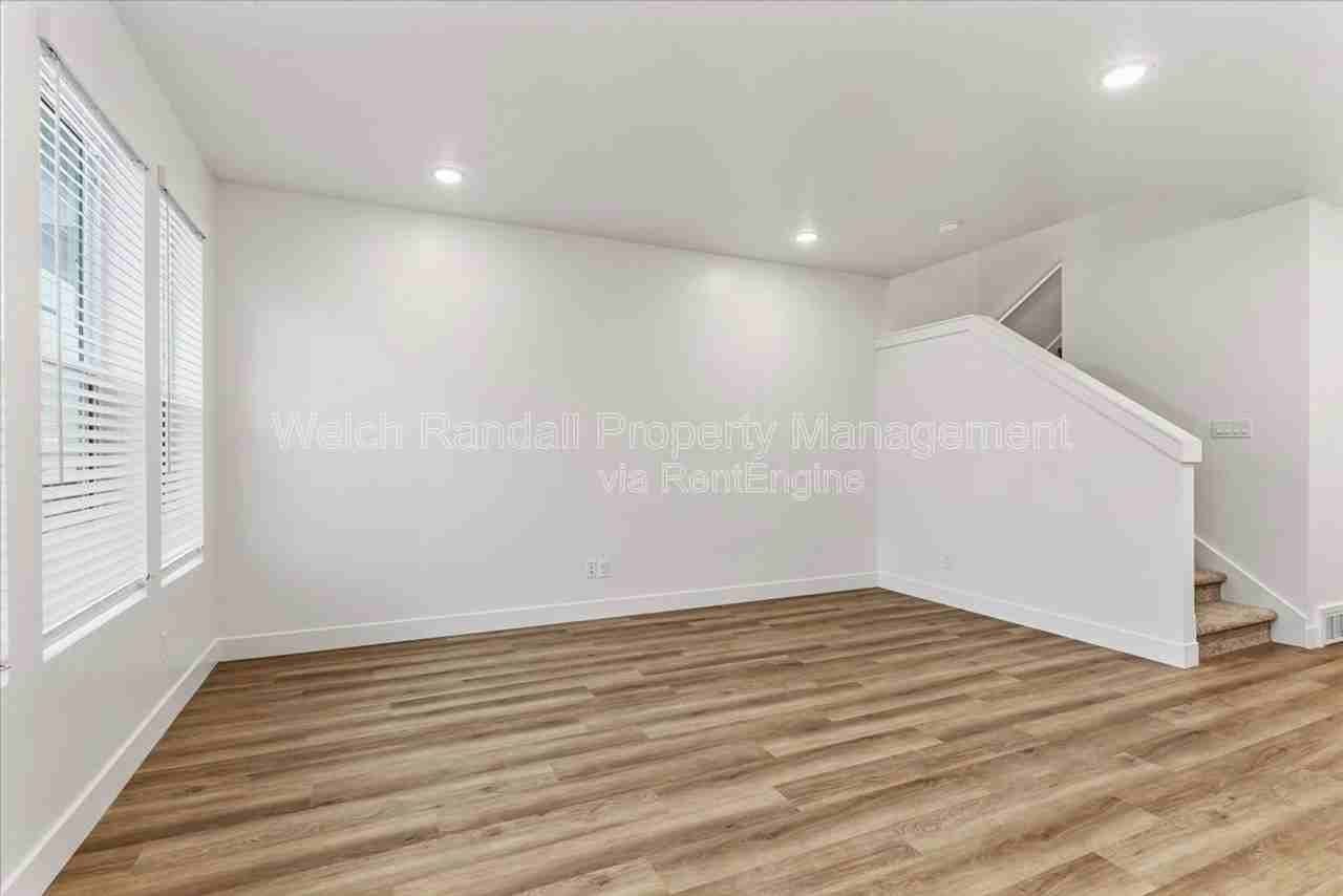 1041 E 200 N - Photo 5 of 33