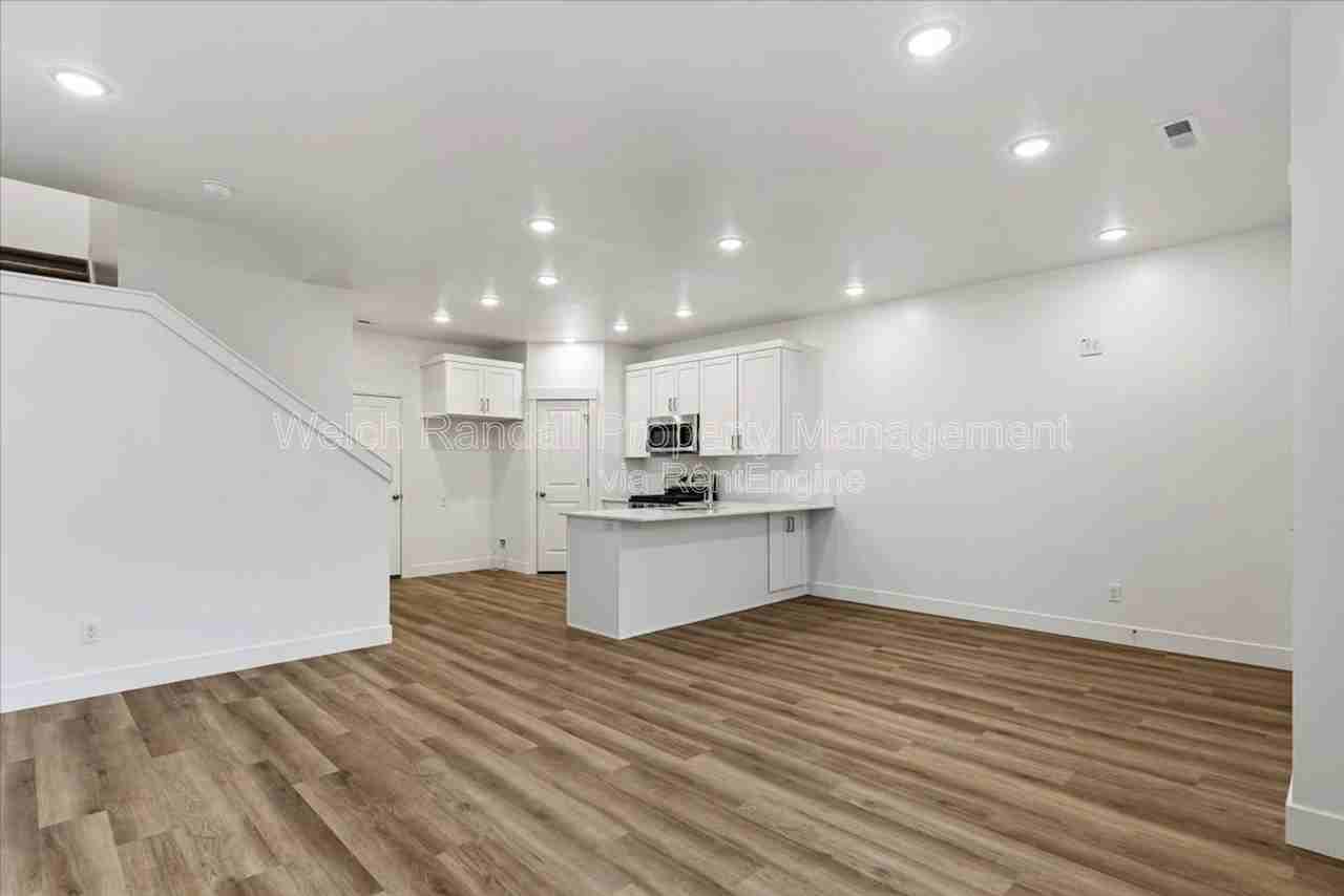 1041 E 200 N - Photo 7 of 33