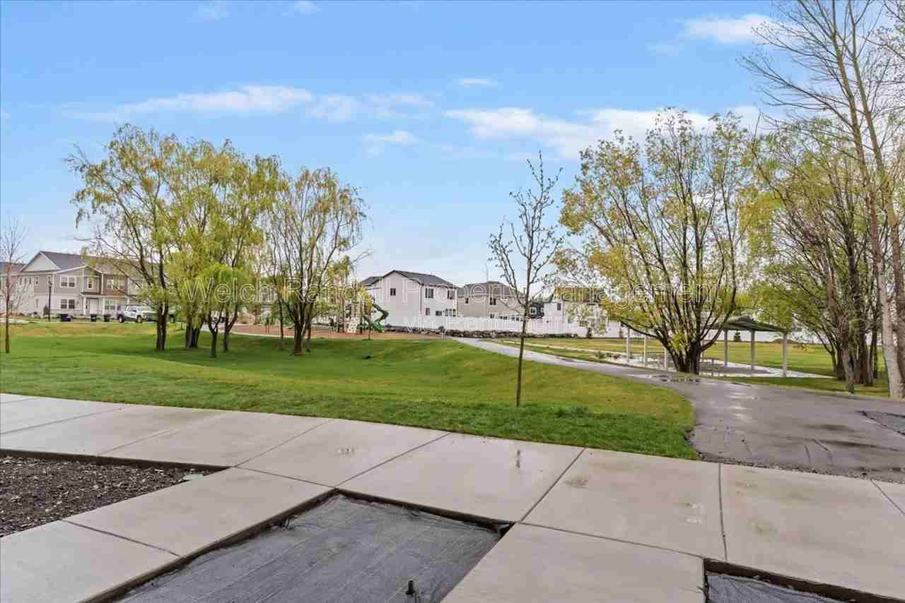 1045 E 200 N - Photo 2 of 32